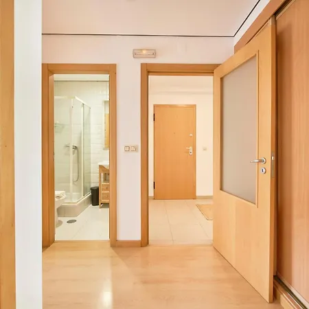 شقة Spacious Near & Train, By Timecooler