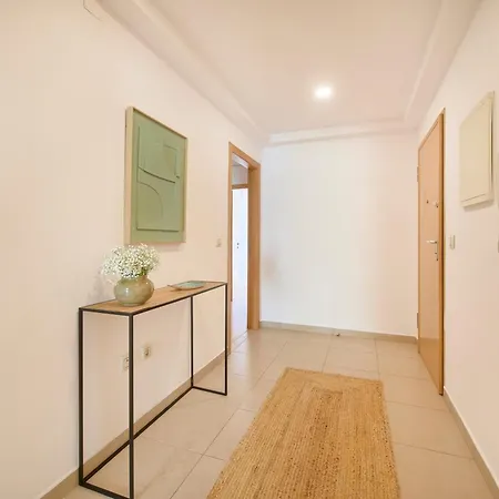 Spacious Near & Train, By Timecooler * سيتوبال