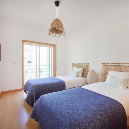 شقة Spacious Near & Train, By Timecooler