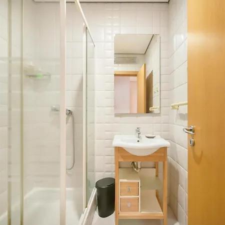 Spacious Near & Train, By Timecooler شقة *