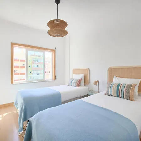 شقة Spacious Near & Train, By Timecooler