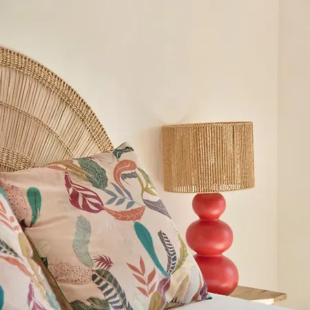 شقة Spacious Near & Train, By Timecooler