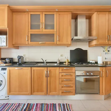 شقة Spacious Near & Train, By Timecooler *