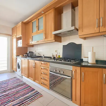 Spacious Near & Train, By Timecooler شقة سيتوبال