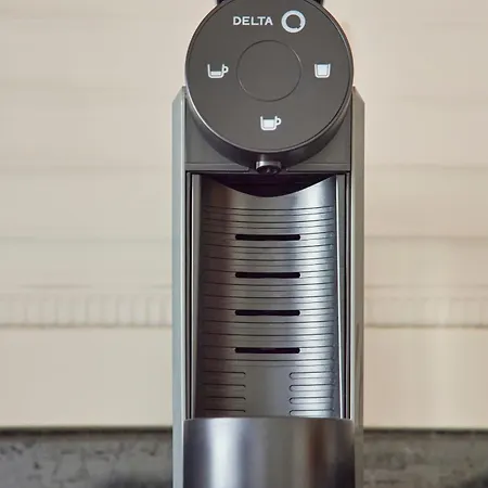 شقة Spacious Near & Train, By Timecooler *