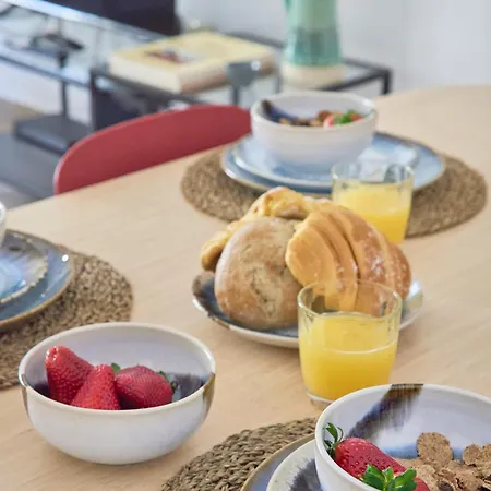 Spacious Near & Train, By Timecooler * سيتوبال