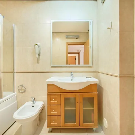 Spacious Near & Train, By Timecooler شقة *