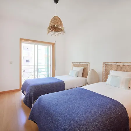 شقة Spacious Near & Train, By Timecooler