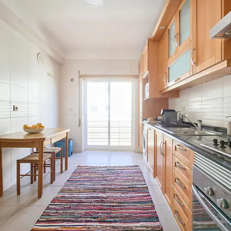 شقة Spacious Near & Train, By Timecooler *