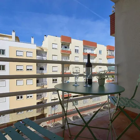 Spacious Near & Train, By Timecooler Daire *