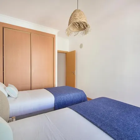 Spacious Near & Train, By Timecooler Daire *