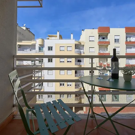 Spacious Near & Train, By Timecooler Daire