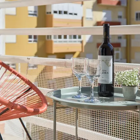 Spacious Near & Train, By Timecooler Setúbal