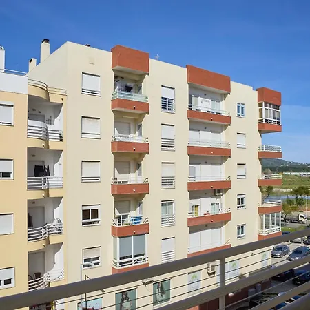 Spacious Near & Train, By Timecooler Daire *