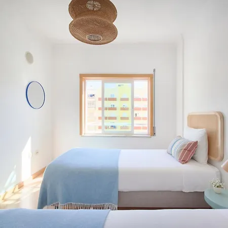 Spacious Near & Train, By Timecooler Setúbal