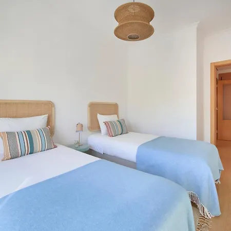 Spacious Near & Train, By Timecooler Lägenhet