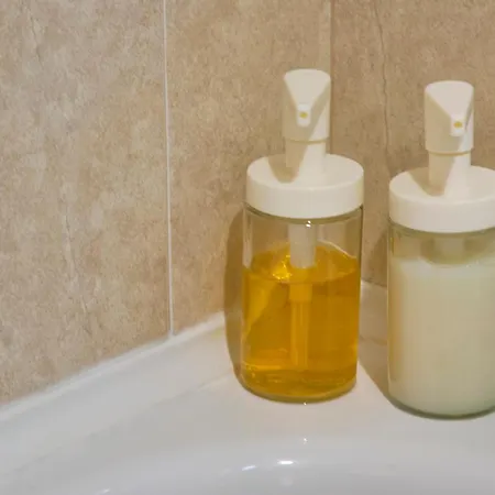 Lägenhet Spacious Near & Train, By Timecooler *