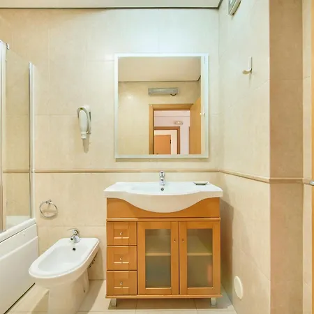 Daire Spacious Near & Train, By Timecooler *