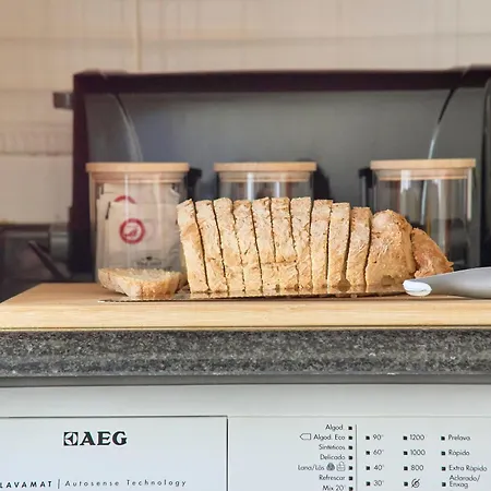 Spacious Near & Train, By Timecooler Lägenhet