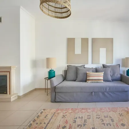 Spacious Near & Train, By Timecooler Daire *