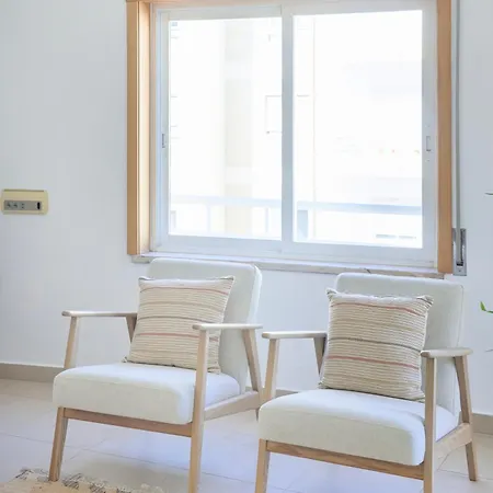 Spacious Near & Train, By Timecooler Setúbal