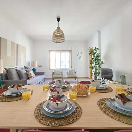 Spacious Near & Train, By Timecooler Daire *