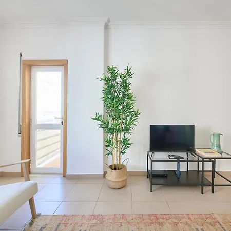 Daire Spacious Near & Train, By Timecooler Setúbal