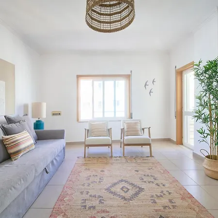 Spacious Near & Train, By Timecooler * Setúbal