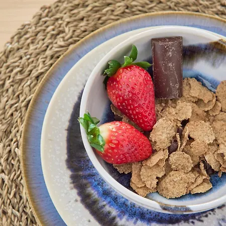 Spacious Near & Train, By Timecooler Lägenhet *