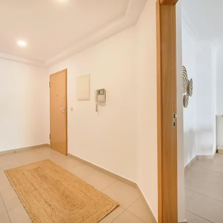 Daire Spacious Near & Train, By Timecooler *