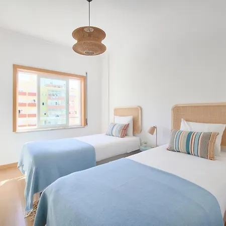 Spacious Near & Train, By Timecooler Daire *