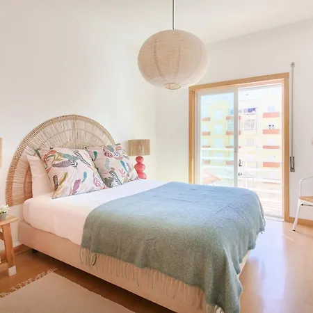 Spacious Near & Train, By Timecooler Lägenhet *