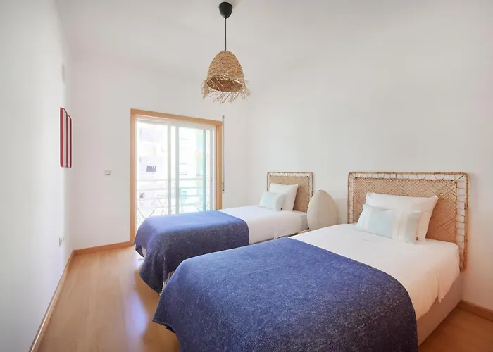 Διαμέρισμα Spacious Near & Train, By Timecooler