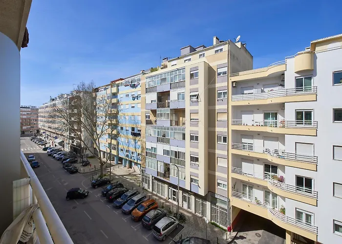 Daire Spacious Near & Train, By Timecooler Setúbal