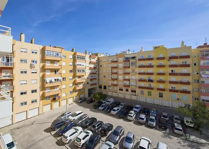 Daire Spacious Near & Train, By Timecooler Setúbal