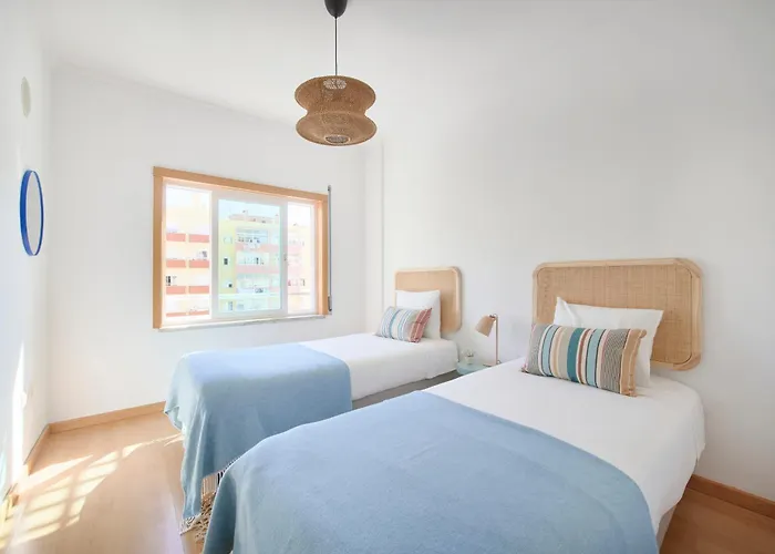 Διαμέρισμα Spacious Near & Train, By Timecooler