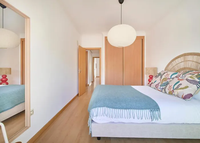 Spacious Near & Train, By Timecooler * Setúbal