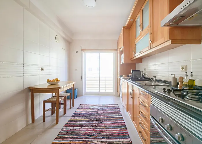 Daire Spacious Near & Train, By Timecooler Setúbal