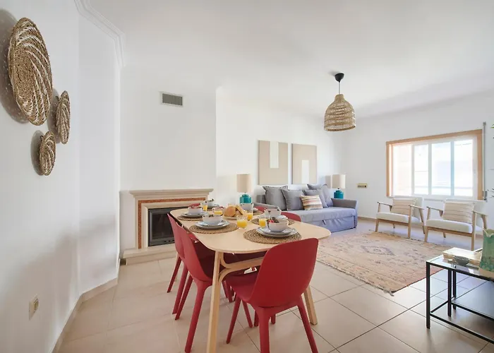 Spacious Near & Train, By Timecooler Daire Setúbal