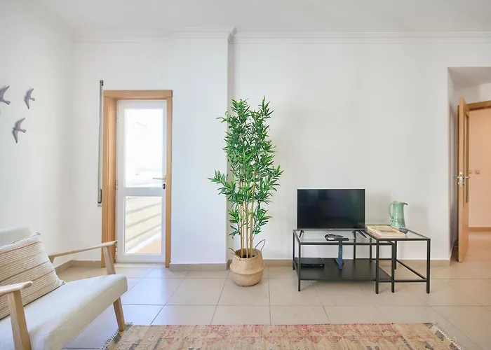 Daire Spacious Near & Train, By Timecooler Setúbal