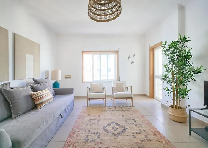 Spacious Near & Train, By Timecooler * Setúbal