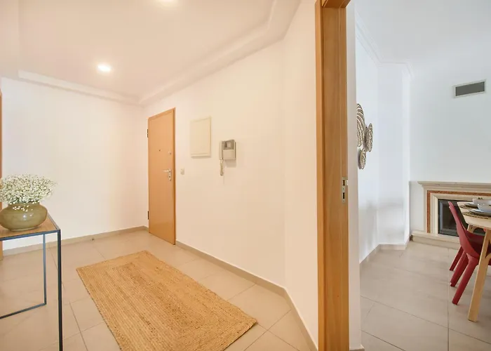 Διαμέρισμα Spacious Near & Train, By Timecooler *