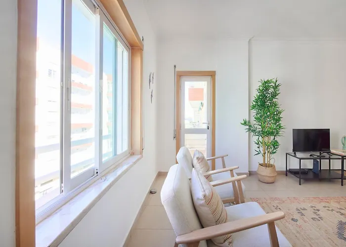 Daire Spacious Near & Train, By Timecooler Setúbal