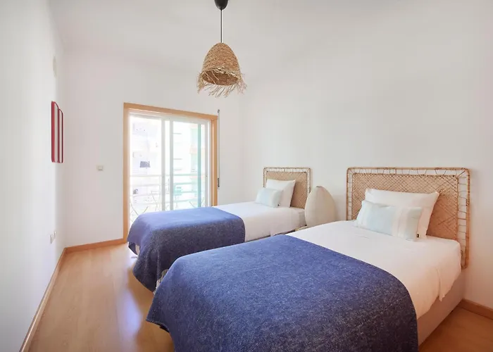 Διαμέρισμα Spacious Near & Train, By Timecooler