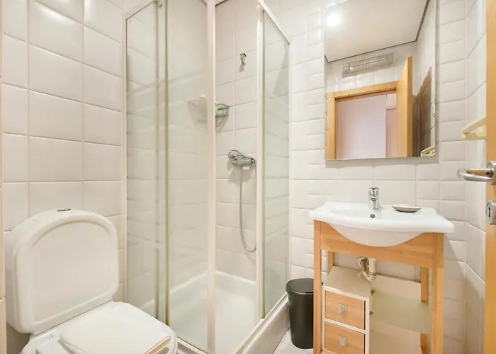 Spacious Near & Train, By Timecooler *