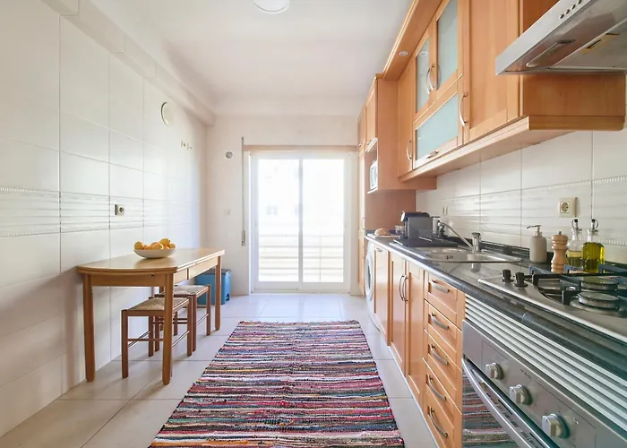 Διαμέρισμα Spacious Near & Train, By Timecooler *